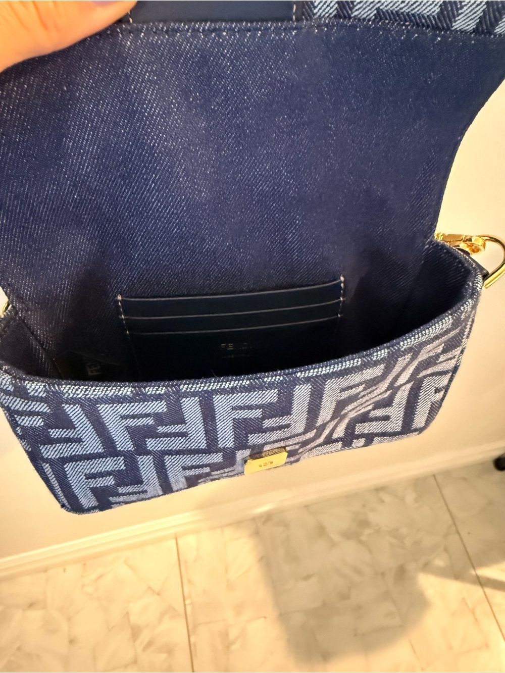 Fendi Baguette Mini
Dark blue denim-effect FF jacquard bag - Picture 9 of 12